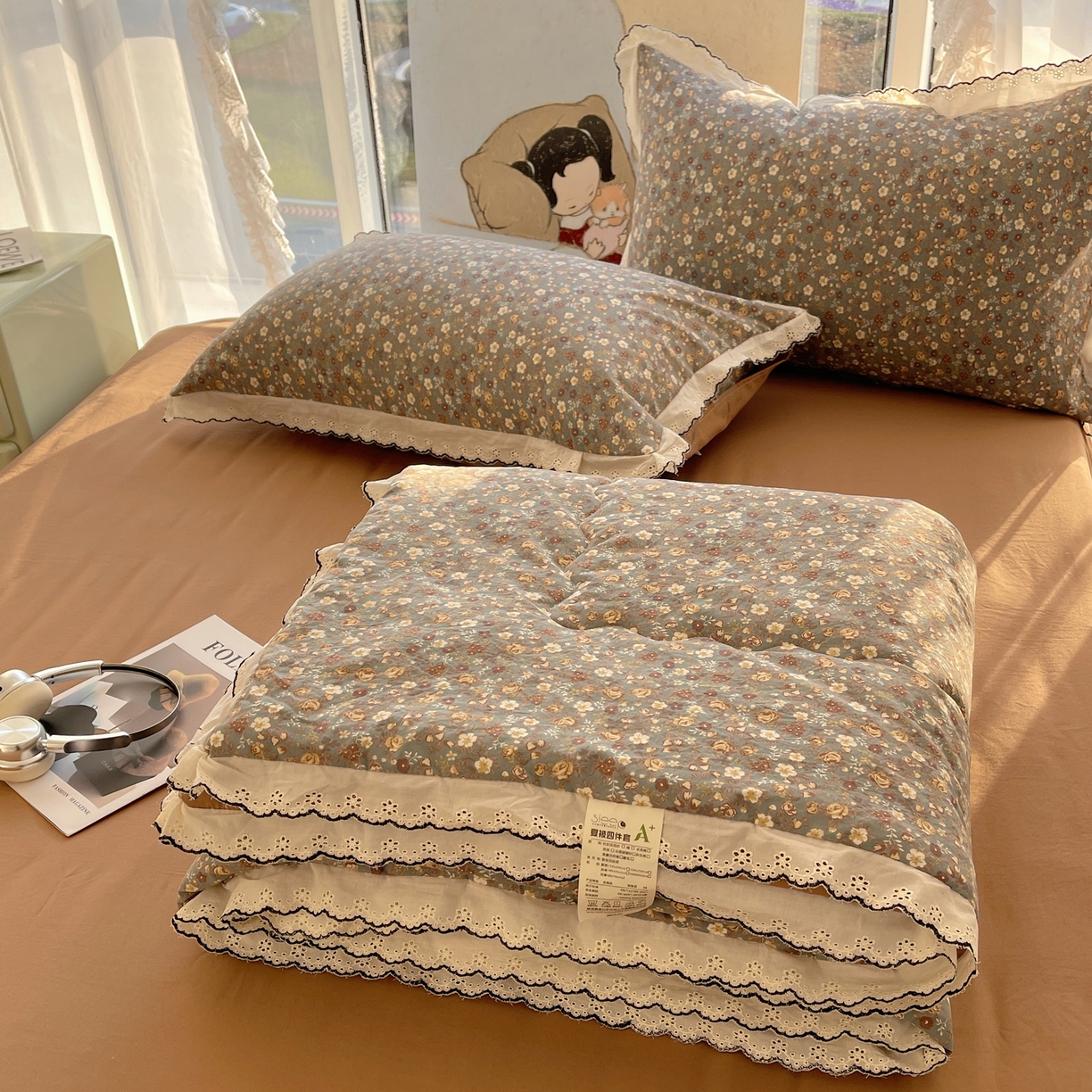 91家纺网 家纺一手货源 找家纺 梵克保罗 2026春夏新款10A抗菌全棉黑色花边云朵棉单夏被/夏被四件套空调被 云朵棉-森系蔷薇