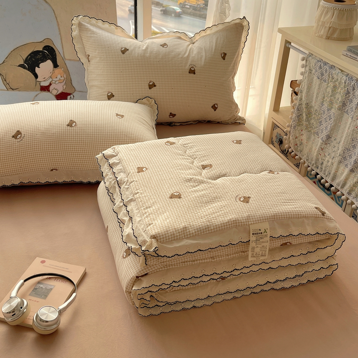 91家纺网 家纺一手货源 找家纺 梵克保罗 2026春夏新款10A抗菌全棉黑色花边云朵棉单夏被/夏被四件套空调被 云朵棉-格纹小熊