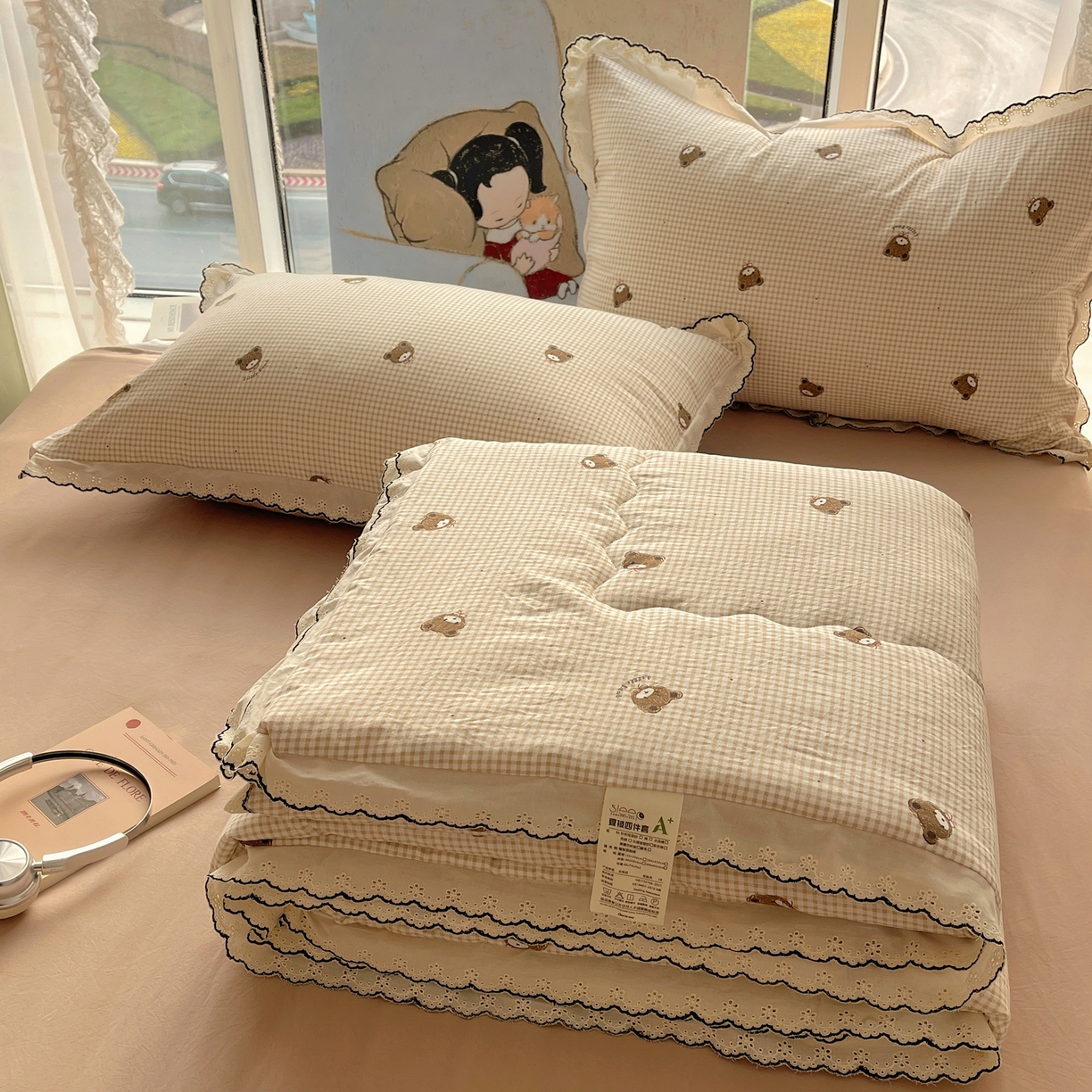 91家纺网 家纺一手货源 找家纺 梵克保罗 2026春夏新款10A抗菌全棉黑色花边云朵棉单夏被/夏被四件套空调被 云朵棉-格纹小熊