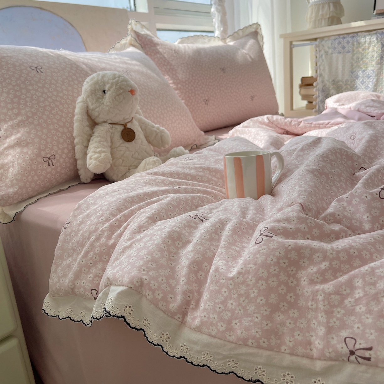 91家纺网 家纺一手货源 找家纺 梵克保罗 2026春夏新款10A抗菌全棉黑色花边云朵棉单夏被/夏被四件套空调被 云朵棉-粉樱蝴蝶结