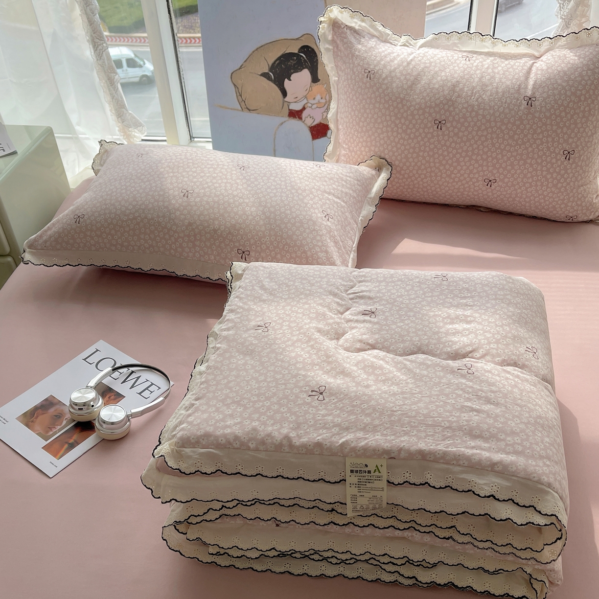 91家纺网 家纺一手货源 找家纺 梵克保罗 2026春夏新款10A抗菌全棉黑色花边云朵棉单夏被/夏被四件套空调被 云朵棉-粉樱蝴蝶结