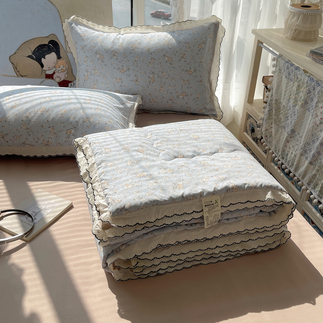 91家纺网 家纺一手货源 找家纺 梵克保罗 2026春夏新款10A抗菌全棉黑色花边云朵棉单夏被/夏被四件套空调被 云朵棉-浅蓝花夕