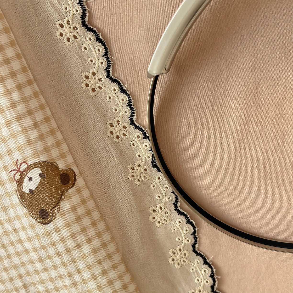 91家纺网 家纺一手货源 找家纺 梵克保罗 2026春夏新款10A抗菌全棉黑色花边云朵棉单夏被/夏被四件套空调被 云朵棉-格纹小熊