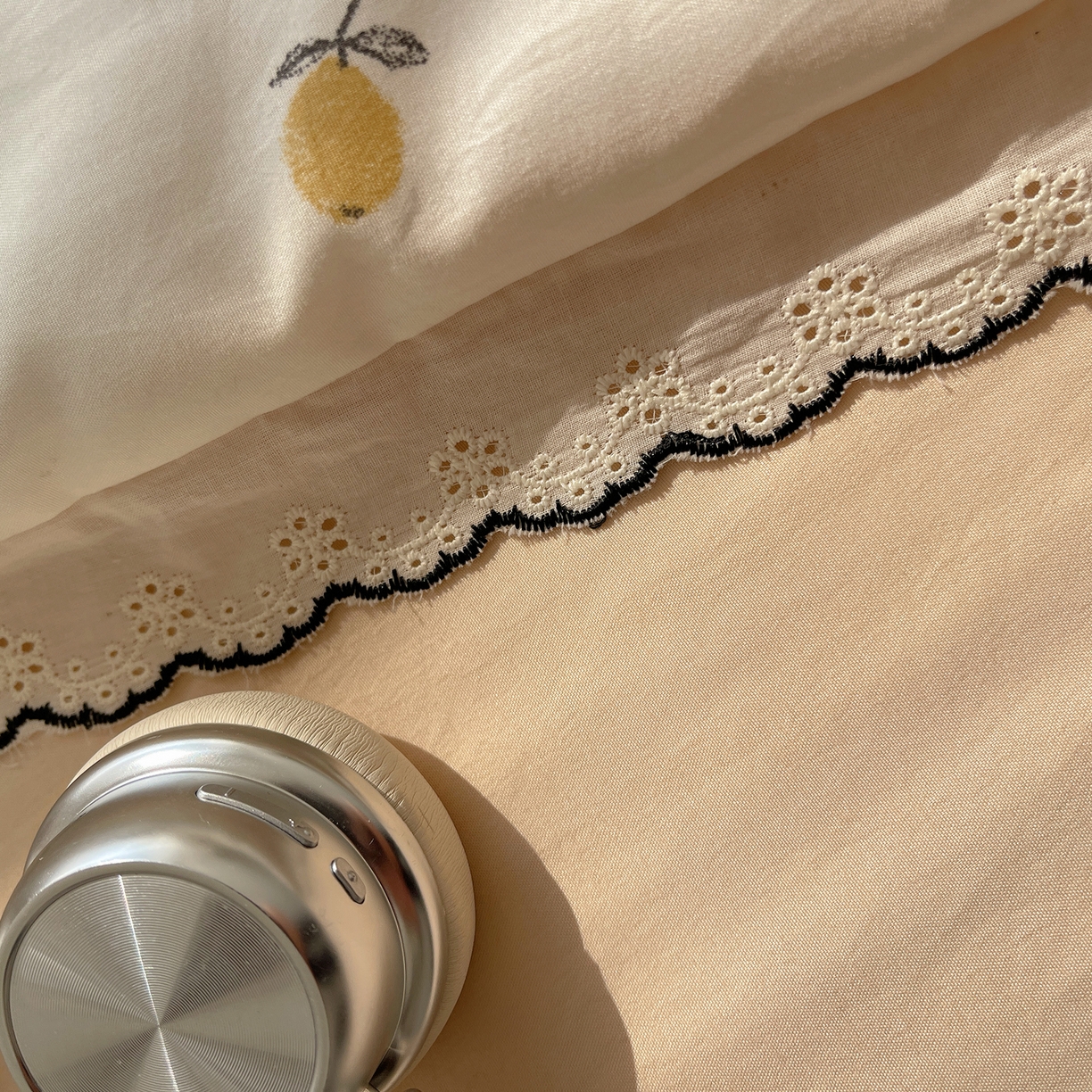 91家纺网 家纺一手货源 找家纺 梵克保罗 2026春夏新款10A抗菌全棉黑色花边云朵棉单夏被/夏被四件套空调被 云朵棉-禾风果语