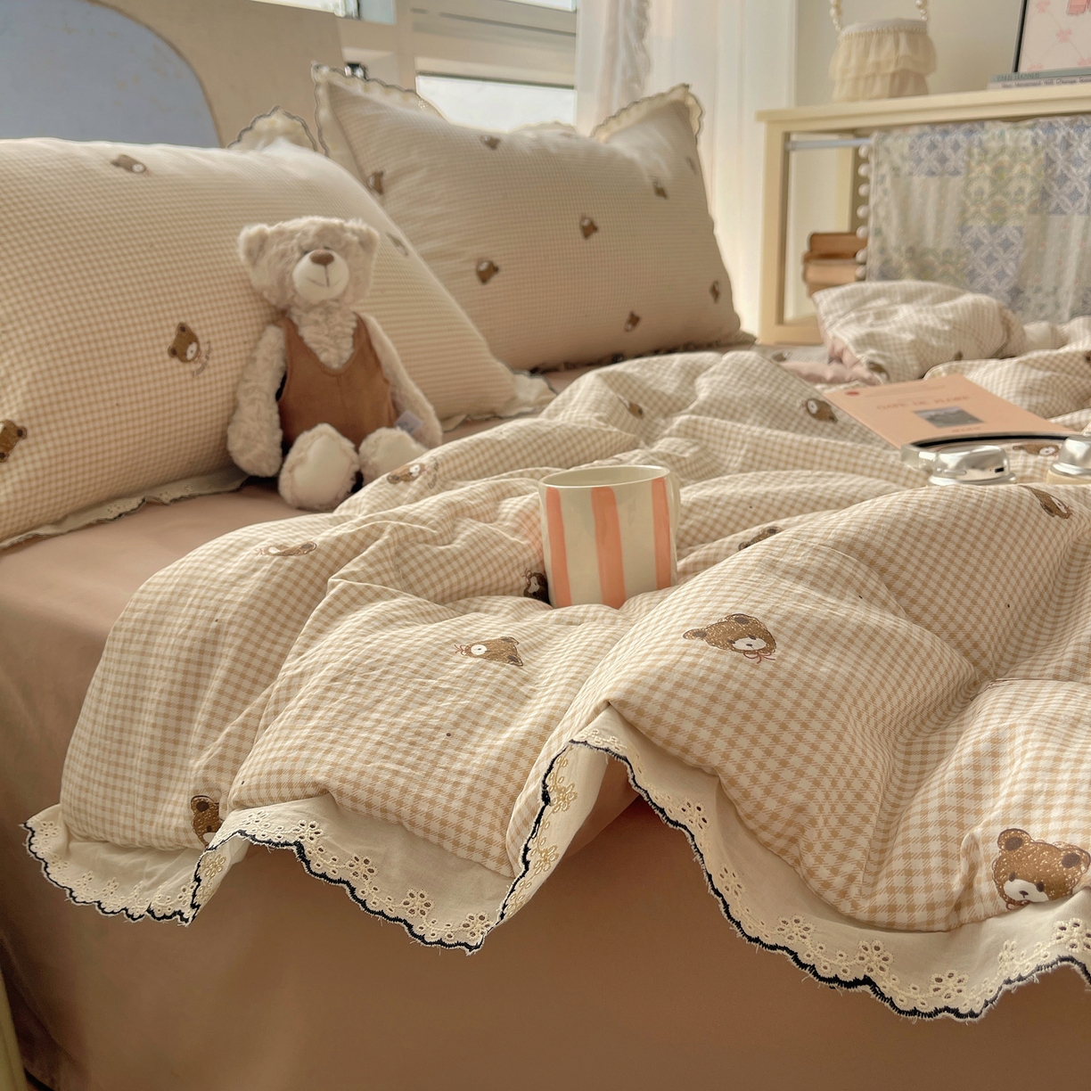 91家纺网 家纺一手货源 找家纺 梵克保罗 2026春夏新款10A抗菌全棉黑色花边云朵棉单夏被/夏被四件套空调被 云朵棉-格纹小熊