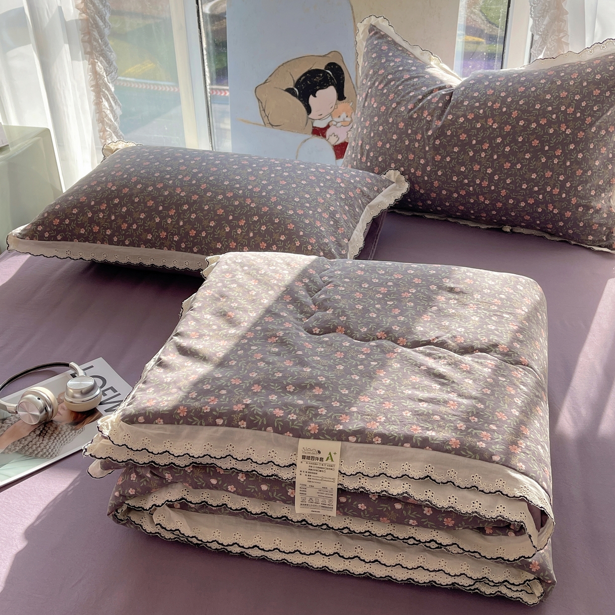 91家纺网 家纺一手货源 找家纺 梵克保罗 2026春夏新款10A抗菌全棉黑色花边云朵棉单夏被/夏被四件套空调被 云朵棉-紫调花簇