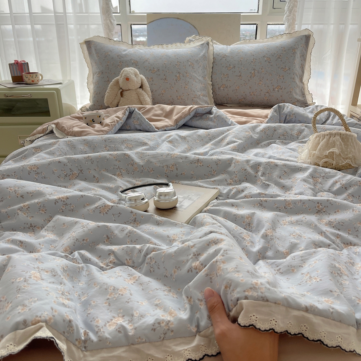 91家纺网 家纺一手货源 找家纺 梵克保罗 2026春夏新款10A抗菌全棉黑色花边云朵棉单夏被/夏被四件套空调被 云朵棉-浅蓝花夕