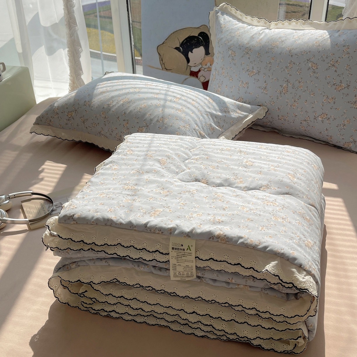 91家纺网 家纺一手货源 找家纺 梵克保罗 2026春夏新款10A抗菌全棉黑色花边云朵棉单夏被/夏被四件套空调被 云朵棉-浅蓝花夕