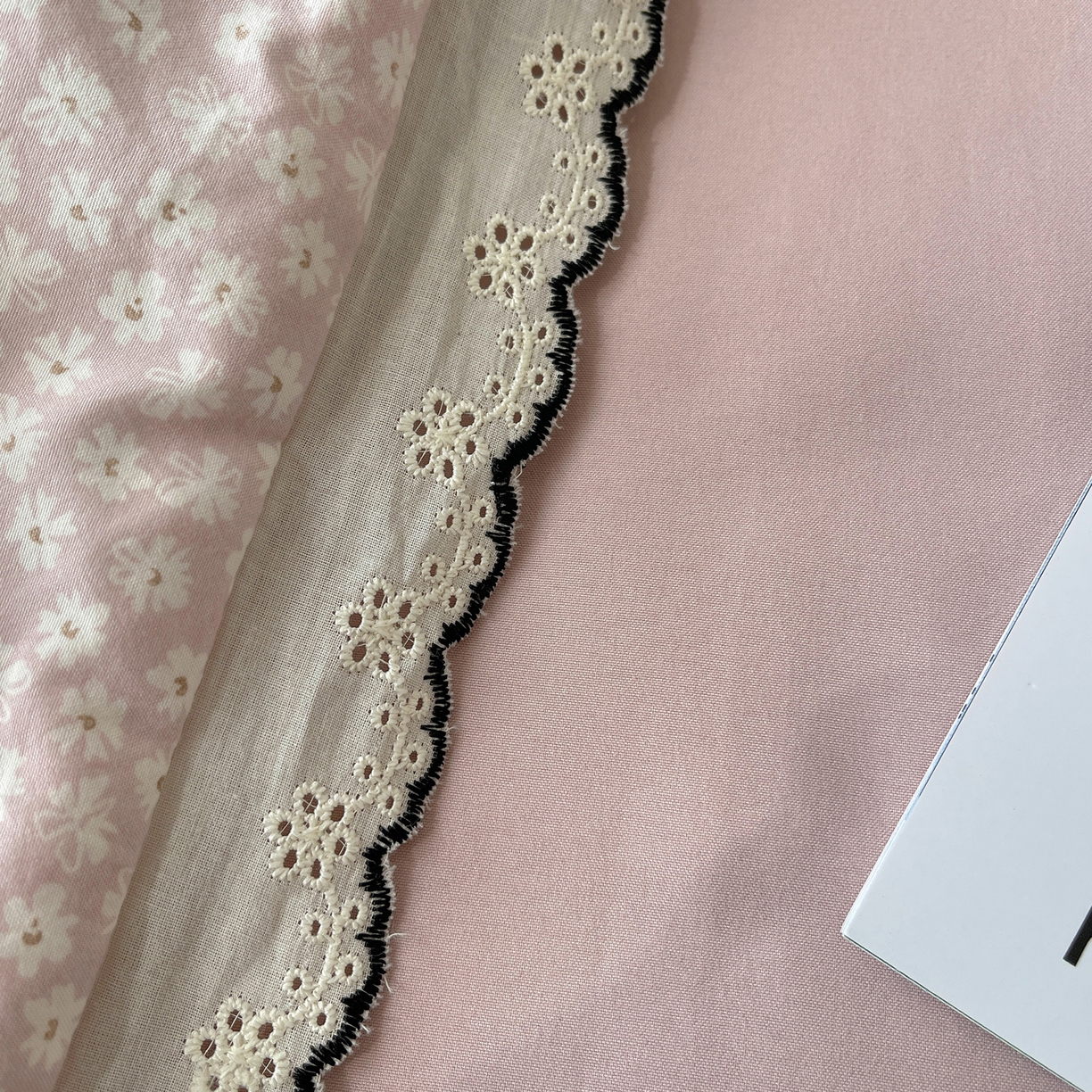 91家纺网 家纺一手货源 找家纺 梵克保罗 2026春夏新款10A抗菌全棉黑色花边云朵棉单夏被/夏被四件套空调被 云朵棉-粉樱蝴蝶结