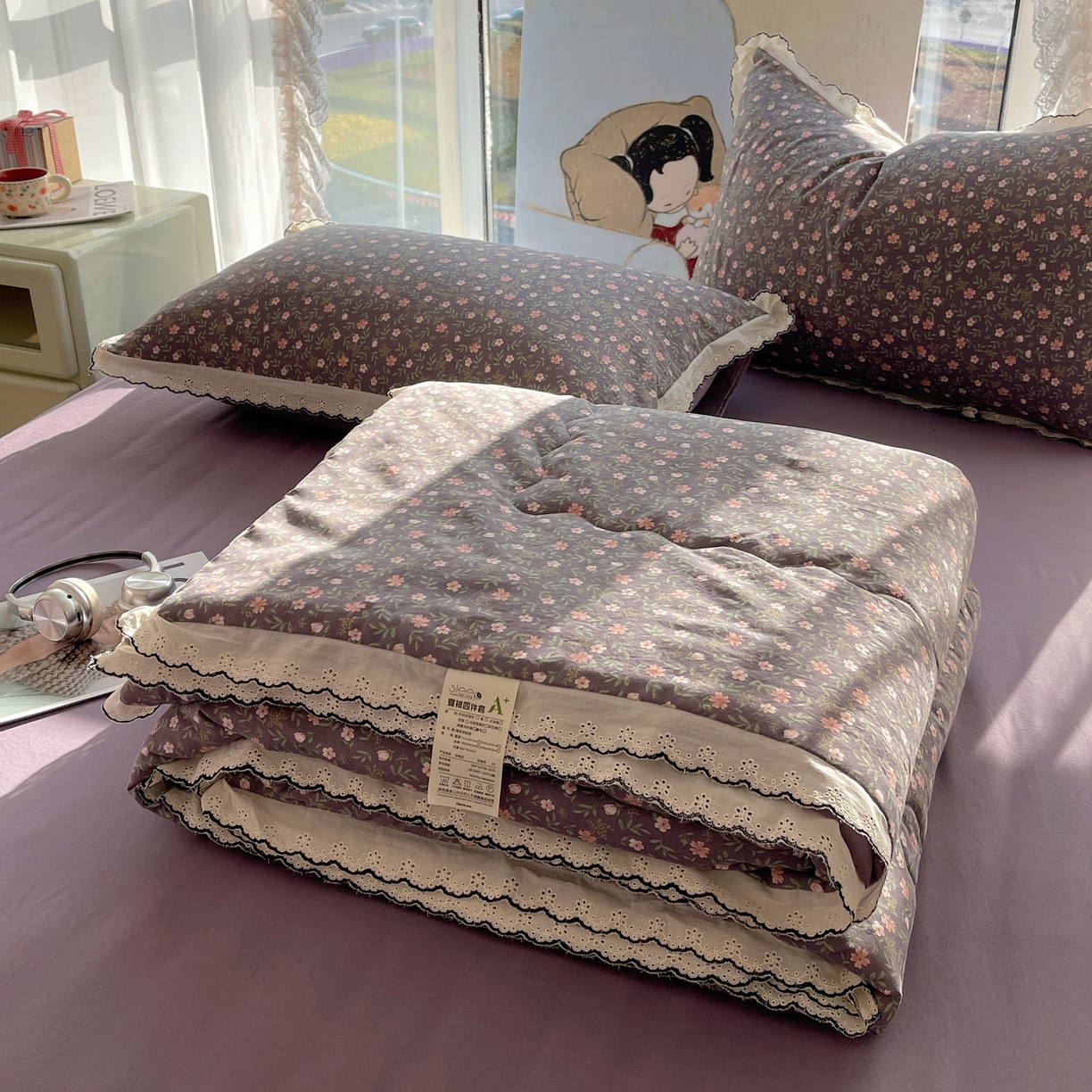 91家纺网 家纺一手货源 找家纺 梵克保罗 2026春夏新款10A抗菌全棉黑色花边云朵棉单夏被/夏被四件套空调被 云朵棉-紫调花簇