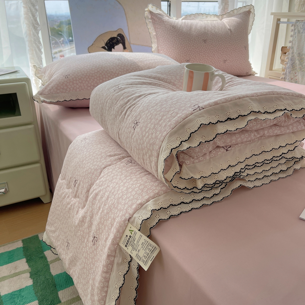 91家纺网 家纺一手货源 找家纺 梵克保罗 2026春夏新款10A抗菌全棉黑色花边云朵棉单夏被/夏被四件套空调被 云朵棉-粉樱蝴蝶结