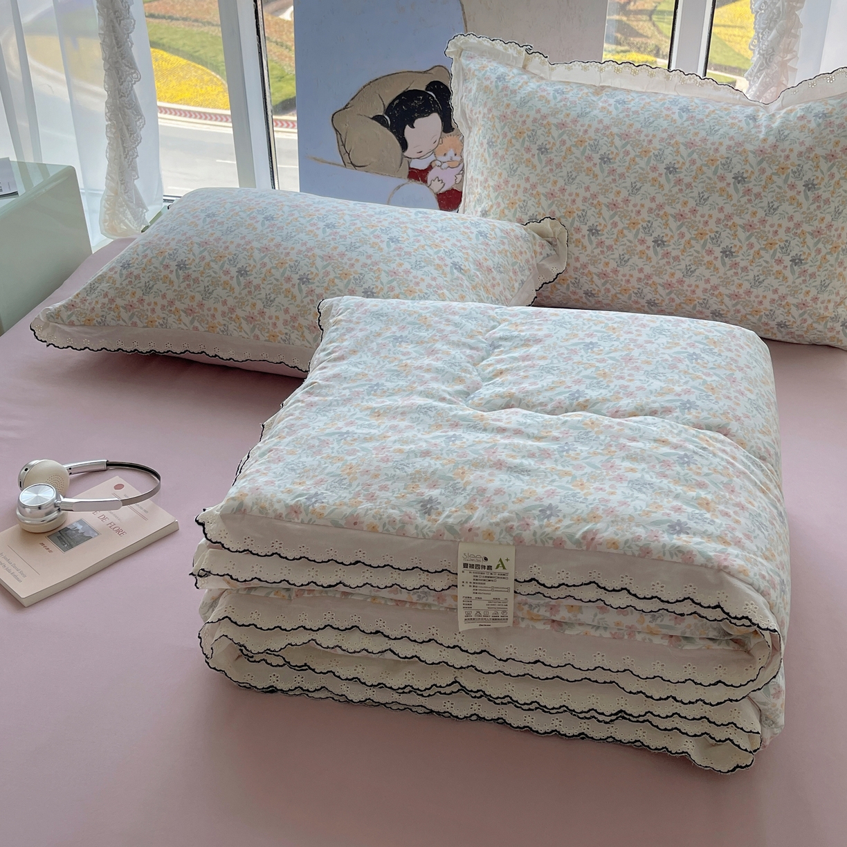 91家纺网 家纺一手货源 找家纺 梵克保罗 2026春夏新款10A抗菌全棉黑色花边云朵棉单夏被/夏被四件套空调被 云朵棉-晴花漾