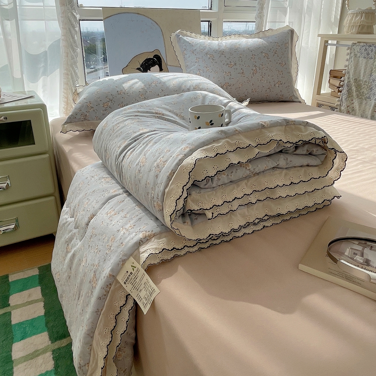 91家纺网 家纺一手货源 找家纺 梵克保罗 2026春夏新款10A抗菌全棉黑色花边云朵棉单夏被/夏被四件套空调被 云朵棉-浅蓝花夕