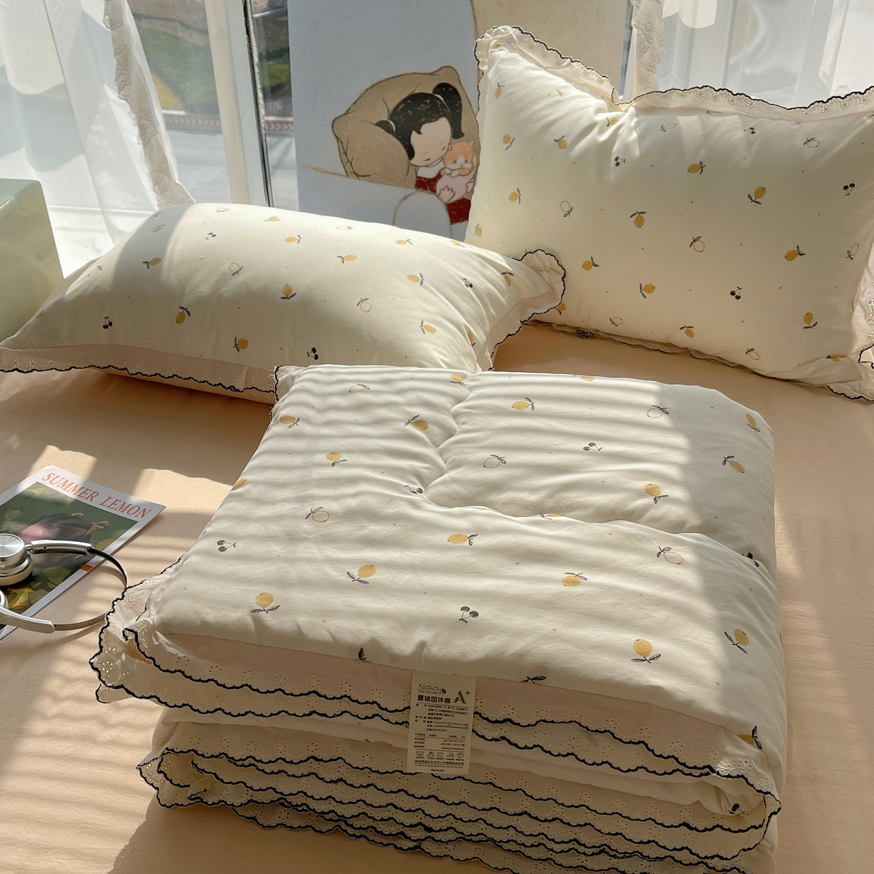 91家纺网 家纺一手货源 找家纺 梵克保罗 2026春夏新款10A抗菌全棉黑色花边云朵棉单夏被/夏被四件套空调被 云朵棉-禾风果语