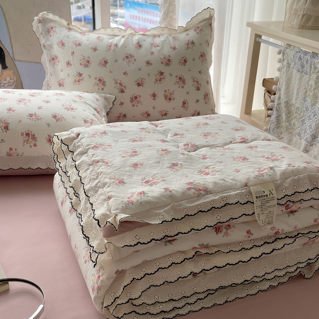 91家纺网 家纺一手货源 找家纺 梵克保罗 2026春夏新款10A抗菌全棉黑色花边云朵棉单夏被/夏被四件套空调被 云朵棉-素白繁花