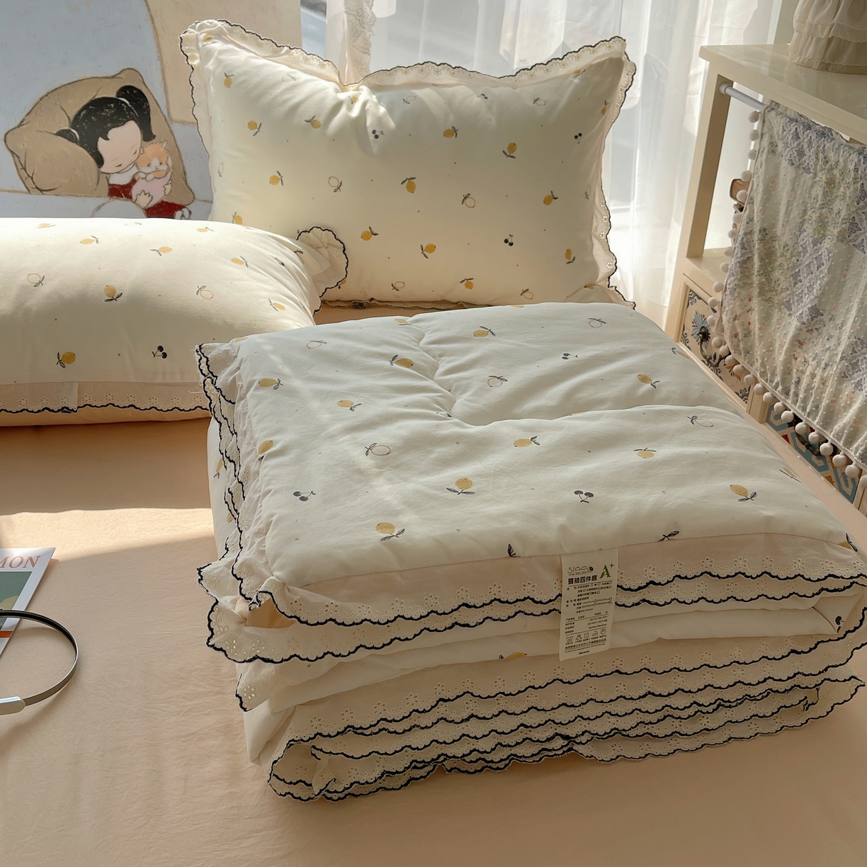 91家纺网 家纺一手货源 找家纺 梵克保罗 2026春夏新款10A抗菌全棉黑色花边云朵棉单夏被/夏被四件套空调被 云朵棉-禾风果语