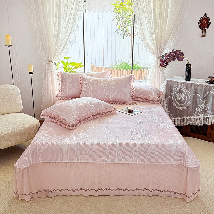 91家纺网 家纺一手货源 找家纺 （总）红夫人 2026新款凉豆豆PE高分子凉感凉席双色提花床裙款三件套--兰芝（风琴花边+三明治复合+精美手提包）