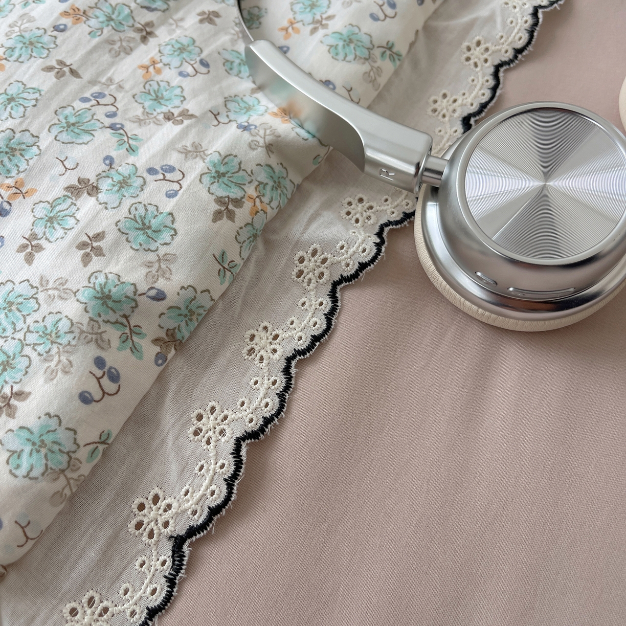 91家纺网 家纺一手货源 找家纺 梵克保罗 2026春夏新款10A抗菌全棉黑色花边云朵棉单夏被/夏被四件套空调被 云朵棉-青芜花野