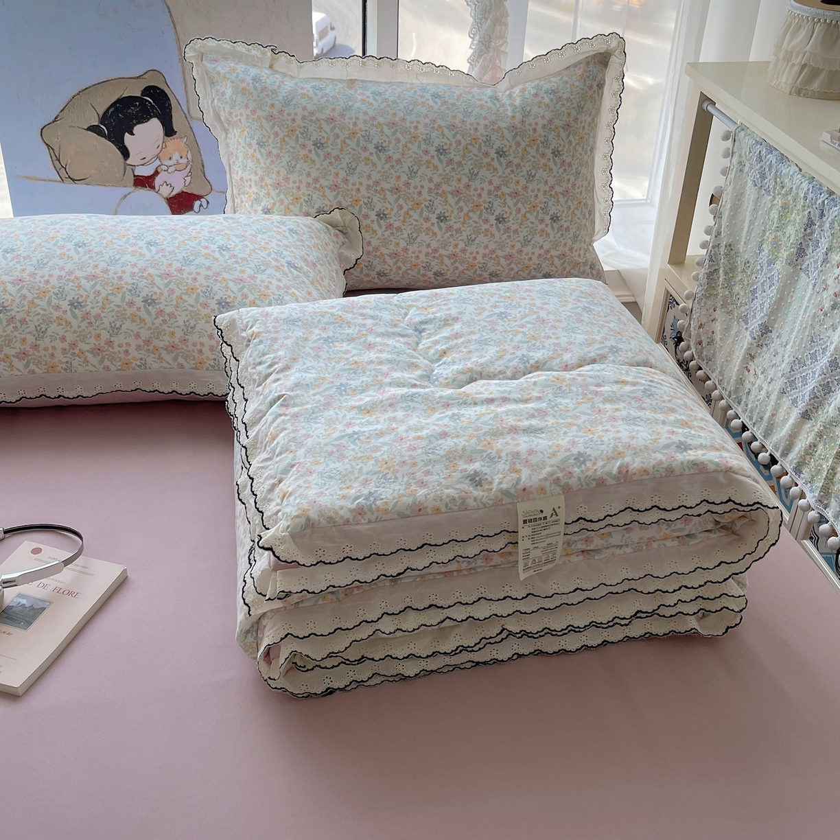 91家纺网 家纺一手货源 找家纺 梵克保罗 2026春夏新款10A抗菌全棉黑色花边云朵棉单夏被/夏被四件套空调被 云朵棉-晴花漾