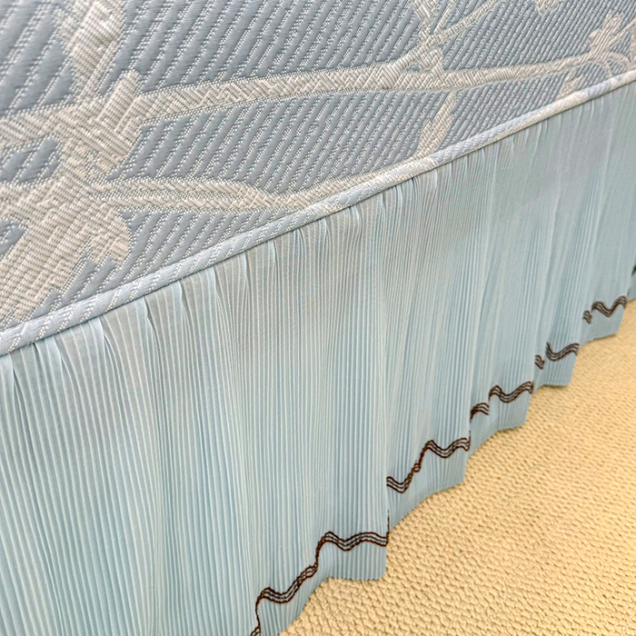 91家纺网 家纺一手货源 找家纺 （总）红夫人 2026新款凉豆豆PE高分子凉感凉席双色提花床裙款三件套--兰芝（风琴花边+三明治复合+精美手提包）