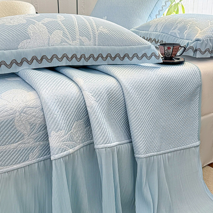 91家纺网 家纺一手货源 找家纺 （总）红夫人 2026新款凉豆豆PE高分子凉感凉席双色提花床裙款三件套--兰芝（风琴花边+三明治复合+精美手提包）