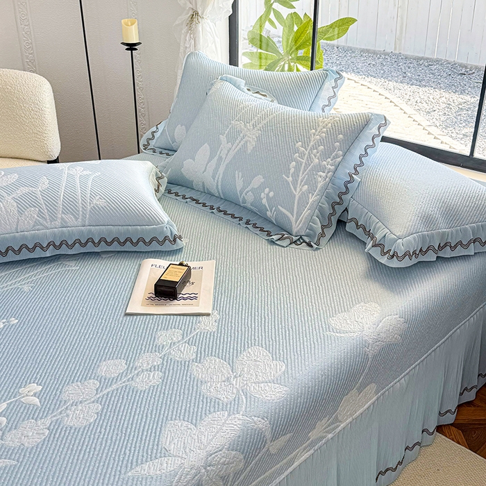 91家纺网 家纺一手货源 找家纺 （总）红夫人 2026新款凉豆豆PE高分子凉感凉席双色提花床裙款三件套--兰芝（风琴花边+三明治复合+精美手提包）