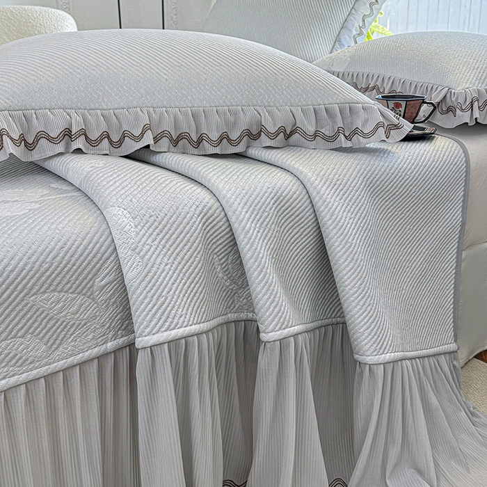 91家纺网 家纺一手货源 找家纺 红夫人 2026新款凉豆豆PE高分子凉感凉席双色提花床裙款三件套--兰芝（风琴花边+三明治复合+精美手提包） 兰芝灰色