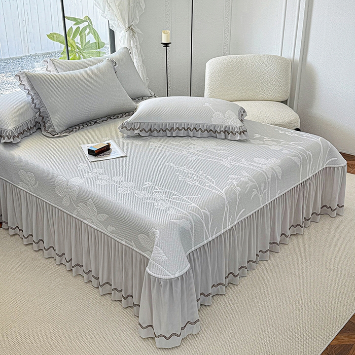 91家纺网 家纺一手货源 找家纺 红夫人 2026新款凉豆豆PE高分子凉感凉席双色提花床裙款三件套--兰芝（风琴花边+三明治复合+精美手提包） 兰芝灰色