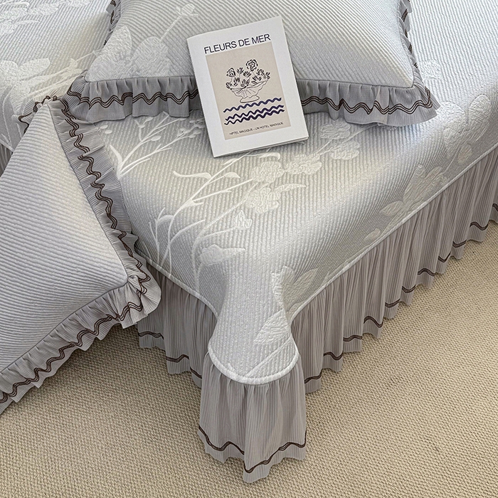 91家纺网 家纺一手货源 找家纺 红夫人 2026新款凉豆豆PE高分子凉感凉席双色提花床裙款三件套--兰芝（风琴花边+三明治复合+精美手提包） 兰芝灰色