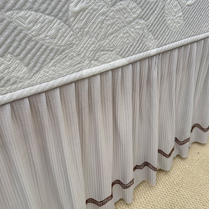 91家纺网 家纺一手货源 找家纺 红夫人 2026新款凉豆豆PE高分子凉感凉席双色提花床裙款三件套--兰芝（风琴花边+三明治复合+精美手提包） 兰芝灰色