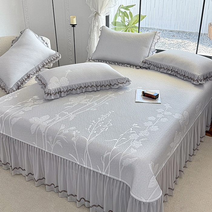 91家纺网 家纺一手货源 找家纺 红夫人 2026新款凉豆豆PE高分子凉感凉席双色提花床裙款三件套--兰芝（风琴花边+三明治复合+精美手提包） 兰芝灰色