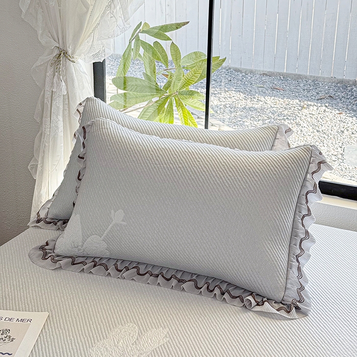 91家纺网 家纺一手货源 找家纺 红夫人 2026新款凉豆豆PE高分子凉感凉席双色提花床裙款三件套--兰芝（风琴花边+三明治复合+精美手提包） 兰芝灰色