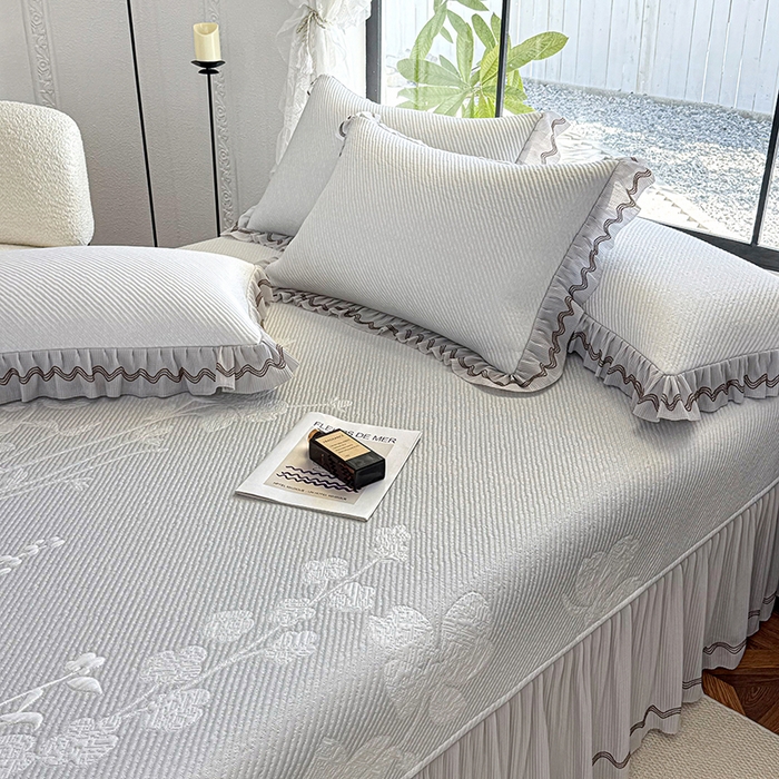 91家纺网 家纺一手货源 找家纺 红夫人 2026新款凉豆豆PE高分子凉感凉席双色提花床裙款三件套--兰芝（风琴花边+三明治复合+精美手提包） 兰芝灰色