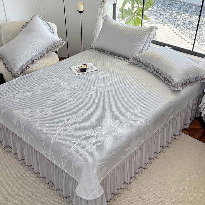 91家纺网 家纺一手货源 找家纺 红夫人 2026新款凉豆豆PE高分子凉感凉席双色提花床裙款三件套--兰芝（风琴花边+三明治复合+精美手提包） 兰芝灰色