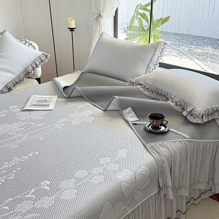 91家纺网 家纺一手货源 找家纺 红夫人 2026新款凉豆豆PE高分子凉感凉席双色提花床裙款三件套--兰芝（风琴花边+三明治复合+精美手提包） 兰芝灰色