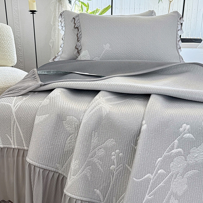 91家纺网 家纺一手货源 找家纺 红夫人 2026新款凉豆豆PE高分子凉感凉席双色提花床裙款三件套--兰芝（风琴花边+三明治复合+精美手提包） 兰芝灰色