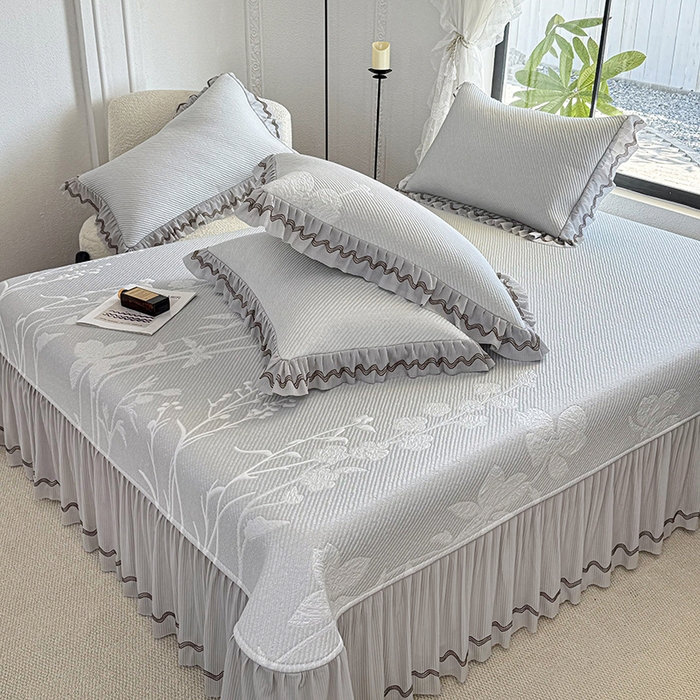 91家纺网 家纺一手货源 找家纺 红夫人 2026新款凉豆豆PE高分子凉感凉席双色提花床裙款三件套--兰芝（风琴花边+三明治复合+精美手提包） 兰芝灰色