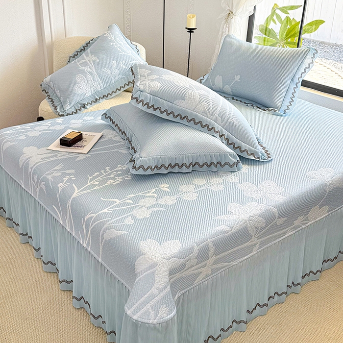 91家纺网 家纺一手货源 找家纺 红夫人 2026新款凉豆豆PE高分子凉感凉席双色提花床裙款三件套--兰芝（风琴花边+三明治复合+精美手提包） 兰芝蓝色