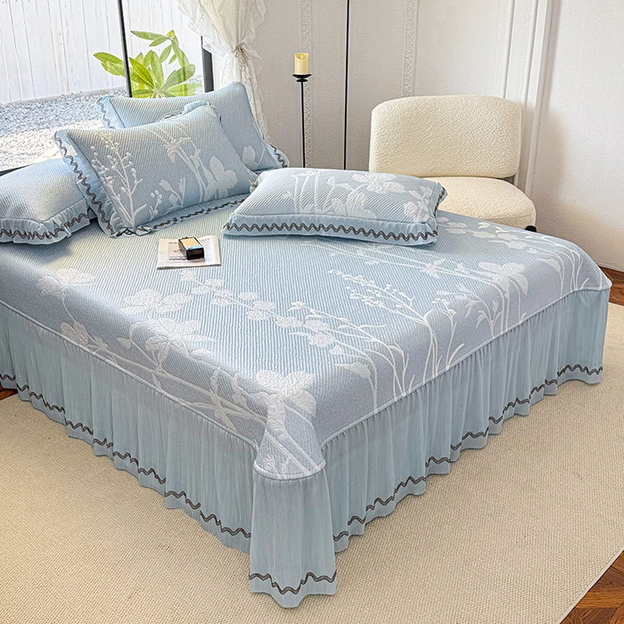 91家纺网 家纺一手货源 找家纺 红夫人 2026新款凉豆豆PE高分子凉感凉席双色提花床裙款三件套--兰芝（风琴花边+三明治复合+精美手提包） 兰芝蓝色