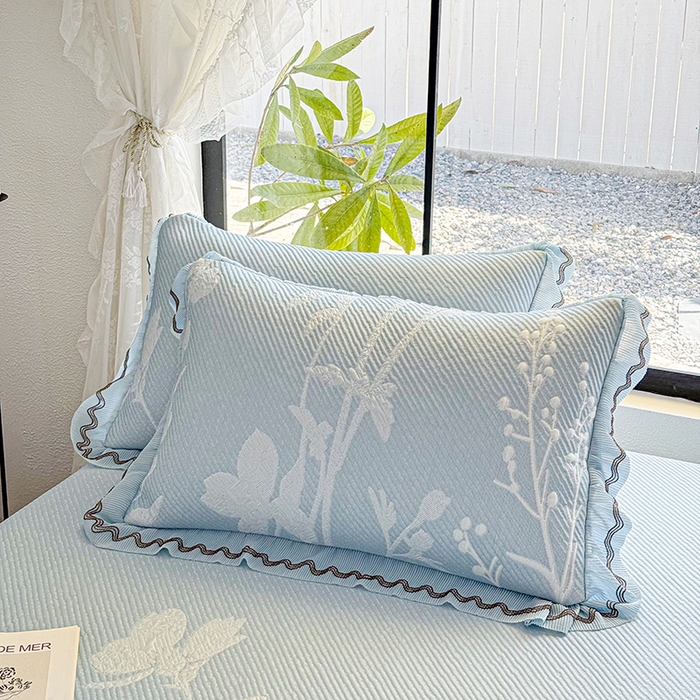 91家纺网 家纺一手货源 找家纺 红夫人 2026新款凉豆豆PE高分子凉感凉席双色提花床裙款三件套--兰芝（风琴花边+三明治复合+精美手提包） 兰芝蓝色