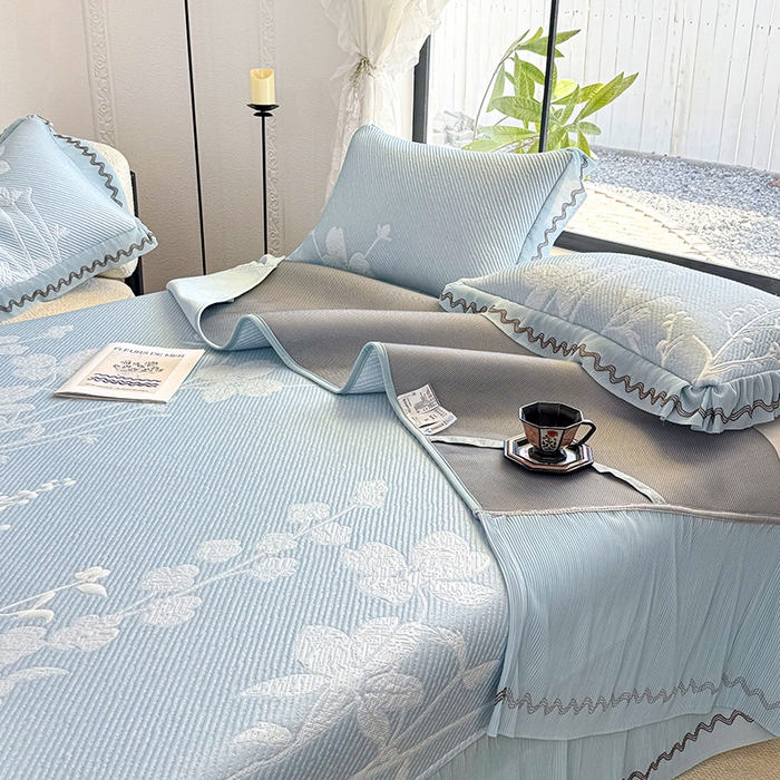 91家纺网 家纺一手货源 找家纺 红夫人 2026新款凉豆豆PE高分子凉感凉席双色提花床裙款三件套--兰芝（风琴花边+三明治复合+精美手提包） 兰芝蓝色