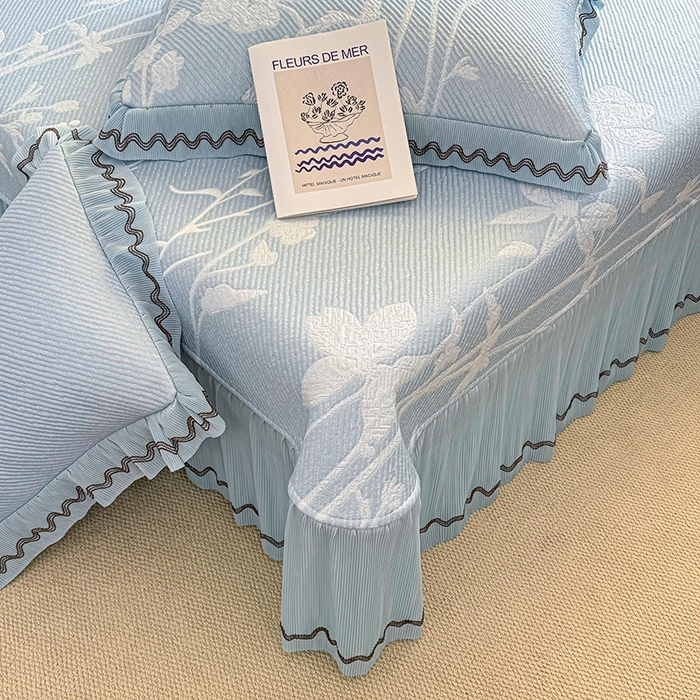 91家纺网 家纺一手货源 找家纺 红夫人 2026新款凉豆豆PE高分子凉感凉席双色提花床裙款三件套--兰芝（风琴花边+三明治复合+精美手提包） 兰芝蓝色