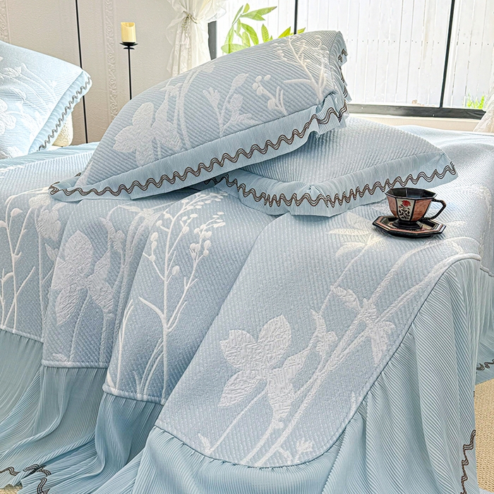 91家纺网 家纺一手货源 找家纺 红夫人 2026新款凉豆豆PE高分子凉感凉席双色提花床裙款三件套--兰芝（风琴花边+三明治复合+精美手提包） 兰芝蓝色