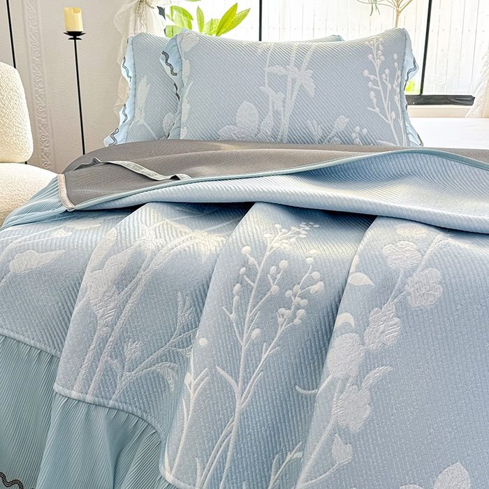 91家纺网 家纺一手货源 找家纺 红夫人 2026新款凉豆豆PE高分子凉感凉席双色提花床裙款三件套--兰芝（风琴花边+三明治复合+精美手提包） 兰芝蓝色