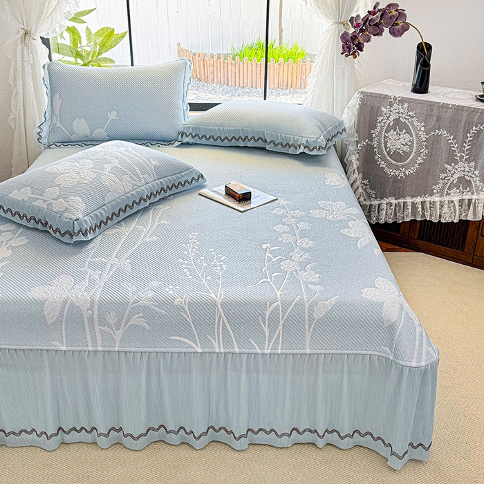 91家纺网 家纺一手货源 找家纺 红夫人 2026新款凉豆豆PE高分子凉感凉席双色提花床裙款三件套--兰芝（风琴花边+三明治复合+精美手提包） 兰芝蓝色