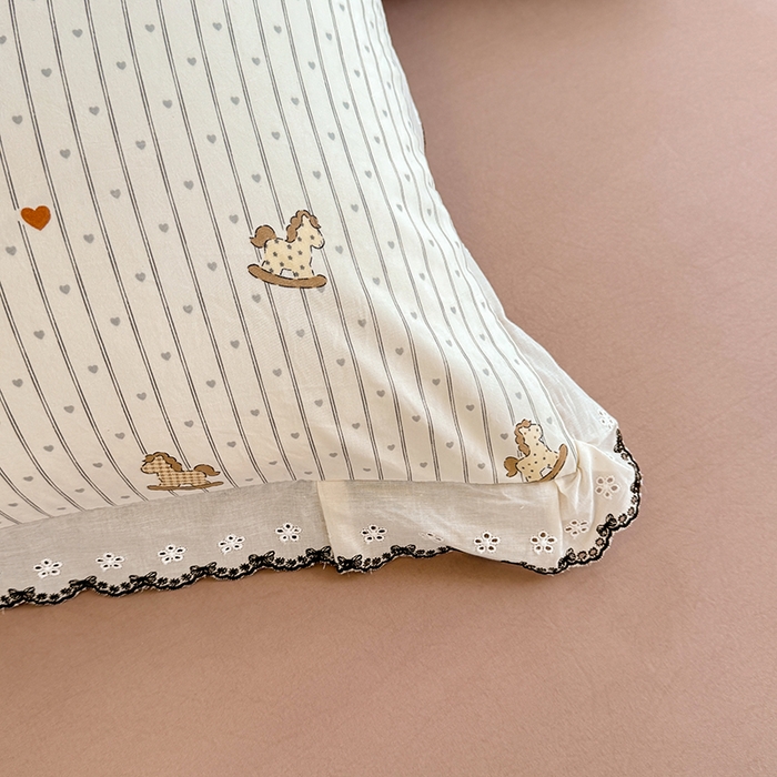 91家纺网 家纺一手货源 找家纺 乐窝家纺仓储 2026新款古法水洗云感棉印花四件套 古法-木马乐园