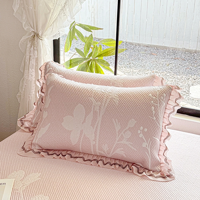 91家纺网 家纺一手货源 找家纺 红夫人 2026新款凉豆豆PE高分子凉感凉席双色提花床裙款三件套--兰芝（风琴花边+三明治复合+精美手提包） 兰芝浅粉