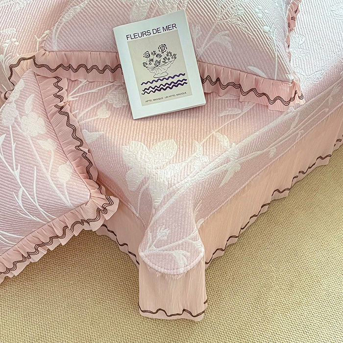 91家纺网 家纺一手货源 找家纺 红夫人 2026新款凉豆豆PE高分子凉感凉席双色提花床裙款三件套--兰芝（风琴花边+三明治复合+精美手提包） 兰芝浅粉