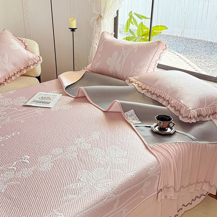 91家纺网 家纺一手货源 找家纺 红夫人 2026新款凉豆豆PE高分子凉感凉席双色提花床裙款三件套--兰芝（风琴花边+三明治复合+精美手提包） 兰芝浅粉