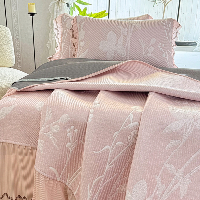 91家纺网 家纺一手货源 找家纺 红夫人 2026新款凉豆豆PE高分子凉感凉席双色提花床裙款三件套--兰芝（风琴花边+三明治复合+精美手提包） 兰芝浅粉